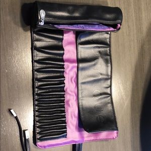 Makeup brush roll